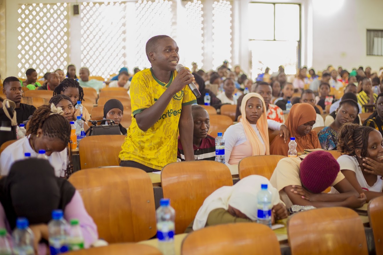 A first year student asking for clarification during the orientation day